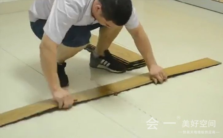 地板中间安装方法——会一地板中间安装方法 实况视频