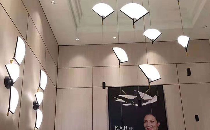 三雄·极光品牌店90平方新中式客厅装修案例1
